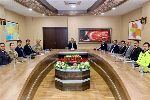 Valilik binasında düzenlenen toplantıya, emniyet, jandarma ve ilgili kurum müdürleri