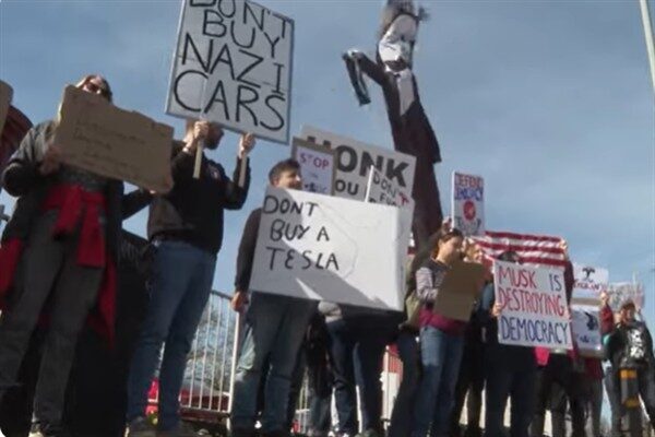 Düşüş muhtemelen yaşlanan ürün yelpazesi, rakiplerle rekabet ve Musk'ın sağcı