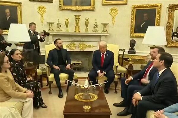 ABD başkanı, El Salvador lideriyle Beyaz Saray'da yaptığı görüşmede gazetecilerin