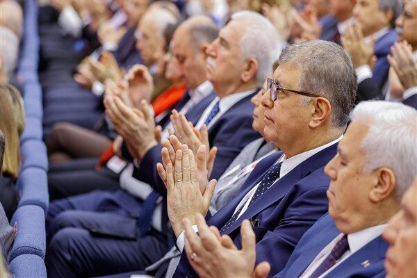 İzmir Büyükşehir Belediye Başkanı Dr. Cemil Tugay, “İrade Milletindir” sloganıyla
