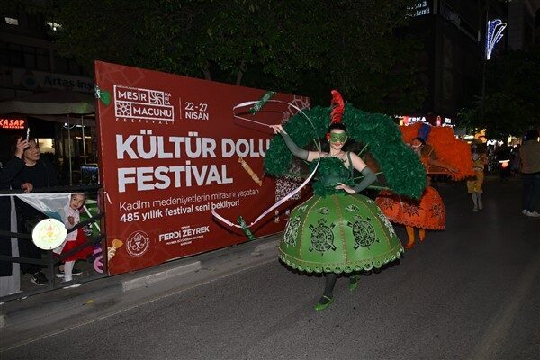 Hakkı İplikçi Parkı önünden başlayan kortej, Şehzadeler Belediyesi Mehter Takımı