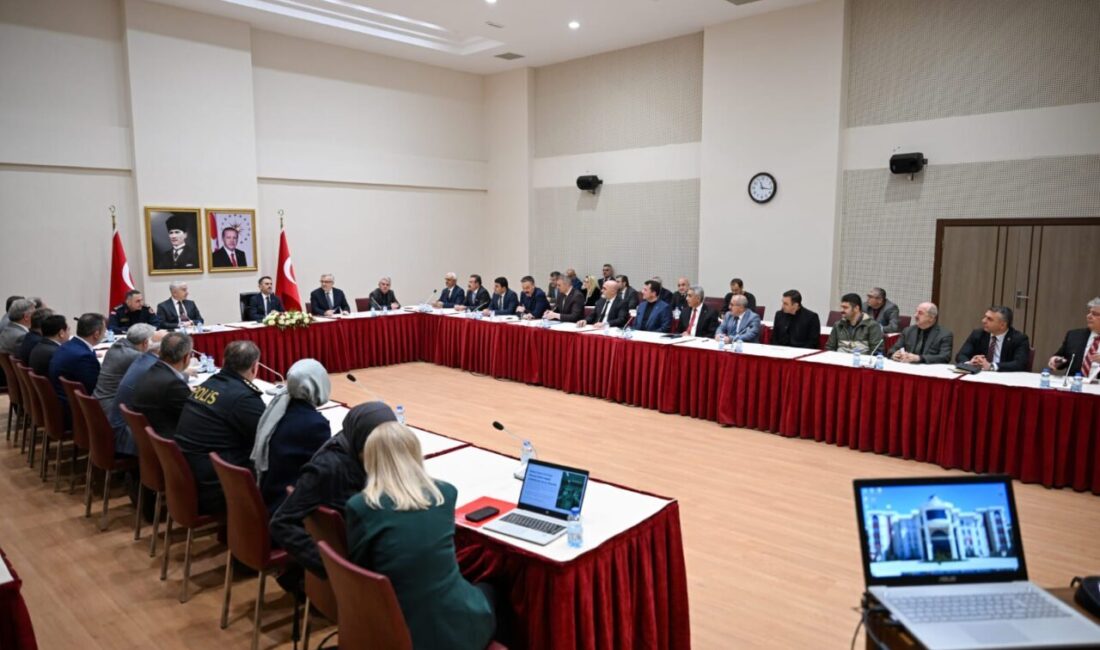 Valilik Karamürsel Alp toplantı salonunda yapılan toplantıya; İlçe Kaymakamları, İl