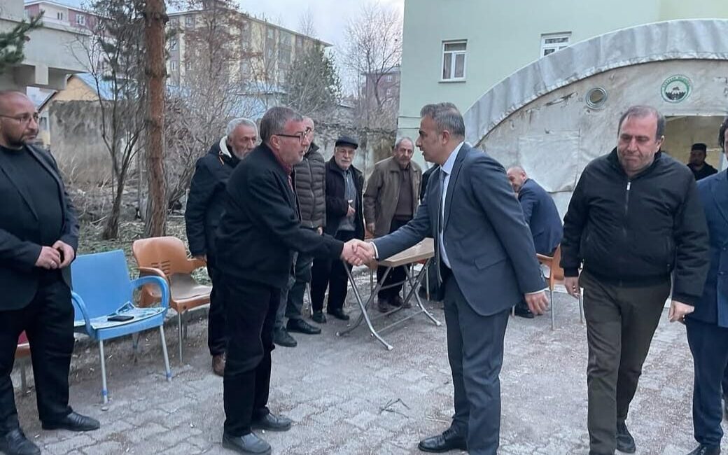 Ardahan Valisi Hayrettin Çiçek, annesini kaybeden Ardahan Ticaret ve Sanayi