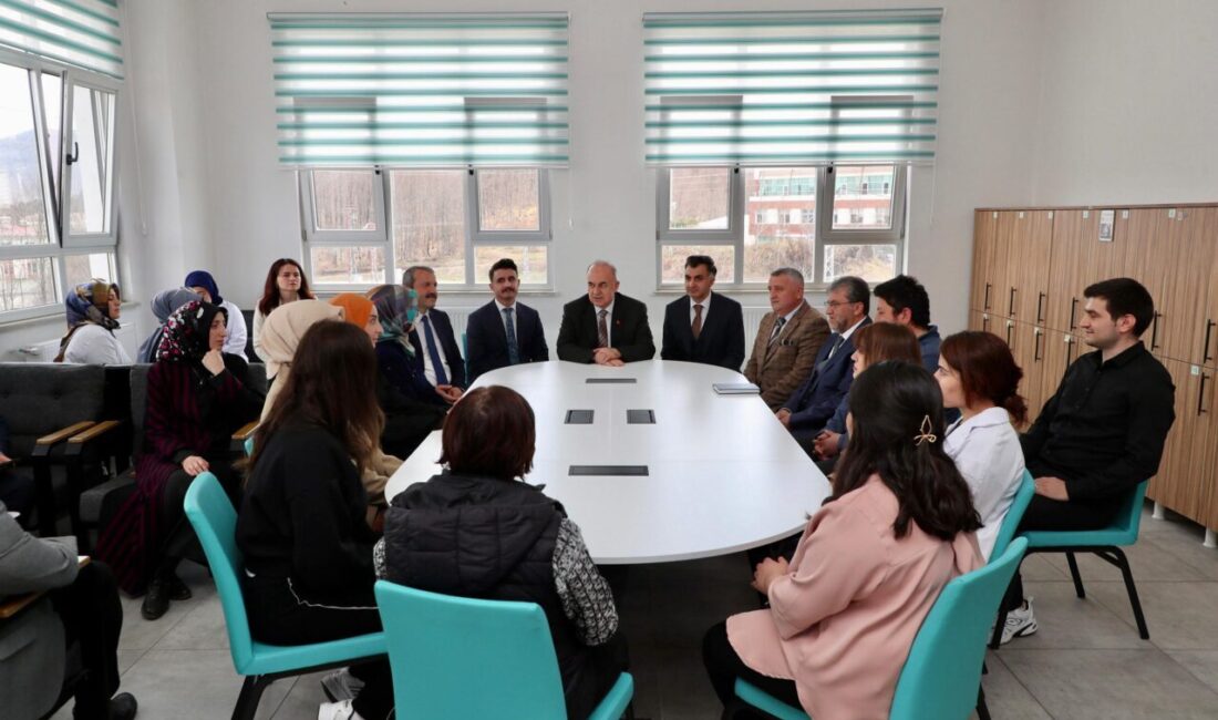 Vali Erol, Akkuş programına ilk olarak Kaymakamlığı ziyaret ederek başladı.