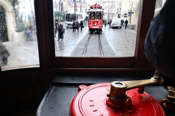 İstanbul Büyükşehir belediyesi'nden yapılan açıklamaya göre, 110 yaşını kutlayan İstiklal