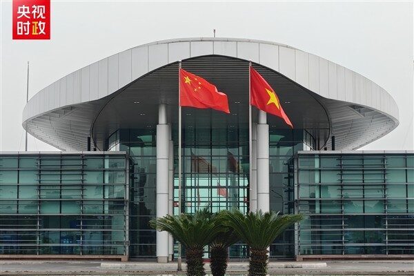 Çin Cumhurbaşkanı Xi Jinping, Vietnamlı liderlerle stratejik öneme sahip konularda