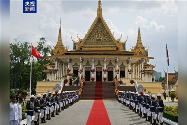 Çin Cumhurbaşkanı Xi Jinping, bugün Phnom Penh’de Kamboçya Kralı Norodom