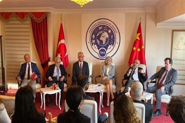 Koordinatörlüğünü gazeteci Mehmet Ali Güller’in, direktörlüğünü ise Prof. Dr. Hasan