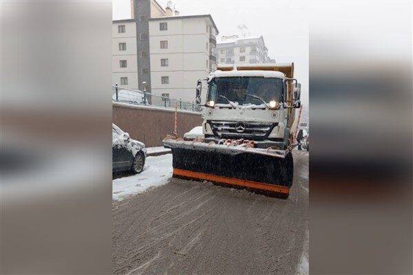 Belediye ekipleri bobcat, greyder, kepçe, tuzlama aracından oluşan 30 araç
