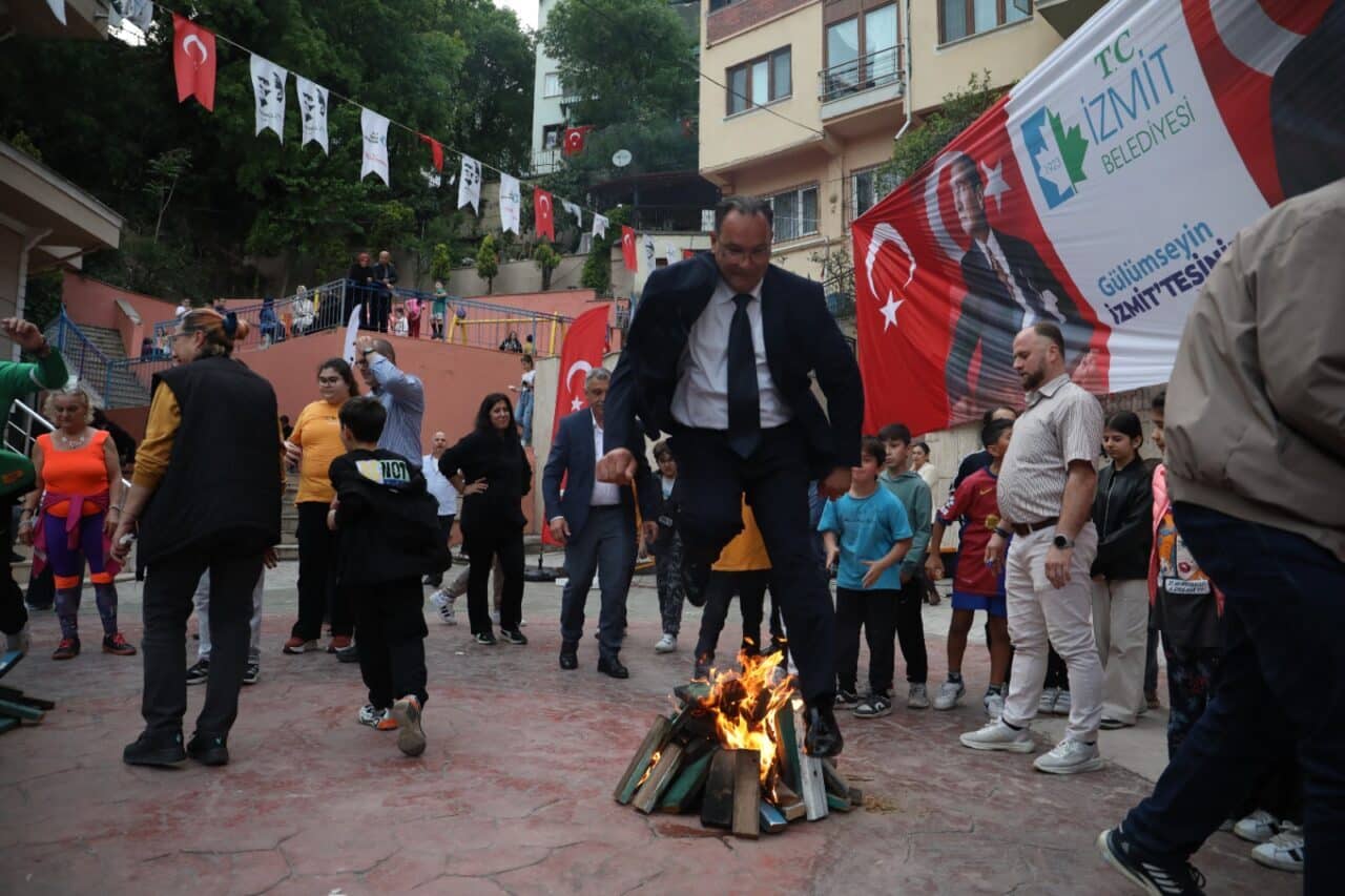 Kertil Tekke Hıdırellez Şenliği'nde konser ve ateş üzerinden atlayışlarla bahar