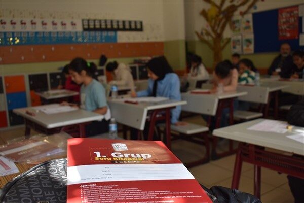 Zeytinburnu Bilgi Evleri ve Gençlik Merkezi'nin düzenlediği Kitap Okuma Yarışması'na