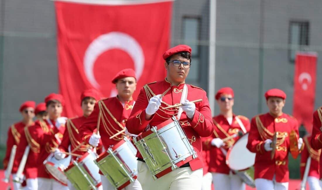 Sabah saatlerinde Atatürk Ortaokulu’ndan başlayan kortej yürüyüşü ve Cumhuriyet Meydanı’nda