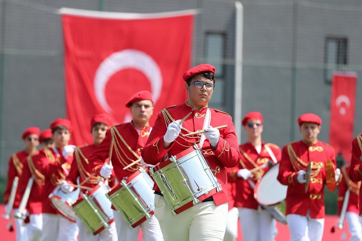 Sabah saatlerinde Atatürk Ortaokulu’ndan başlayan kortej yürüyüşü ve Cumhuriyet Meydanı’nda