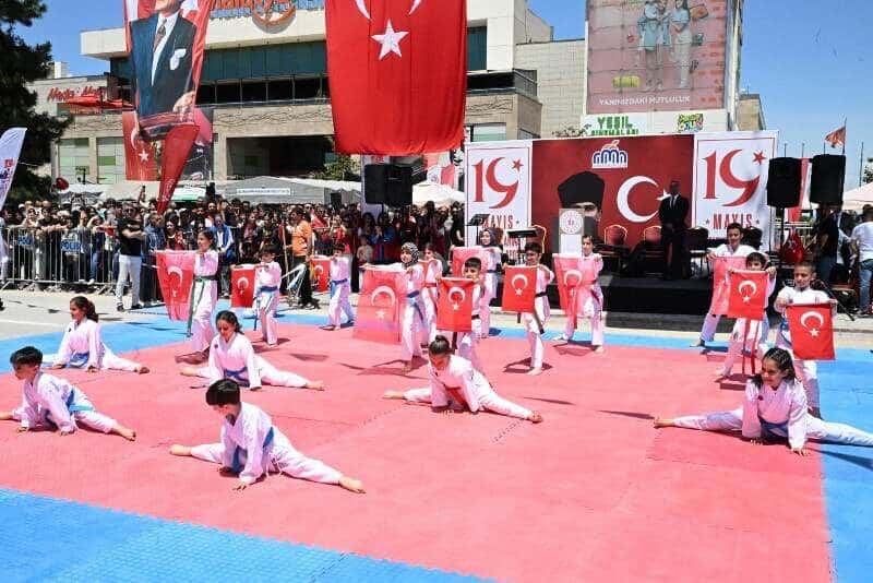 Malatya Valisi Seddar Yavuz, Sümer Park alanında düzenlenen, 19 Mayıs