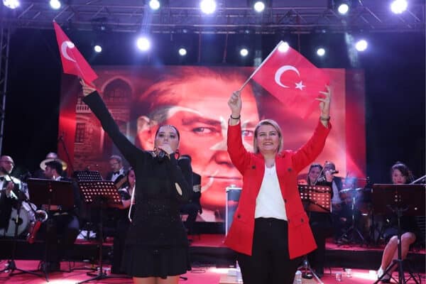 Beş gün süren festivalin son günü hem bayram kutlamaları hem