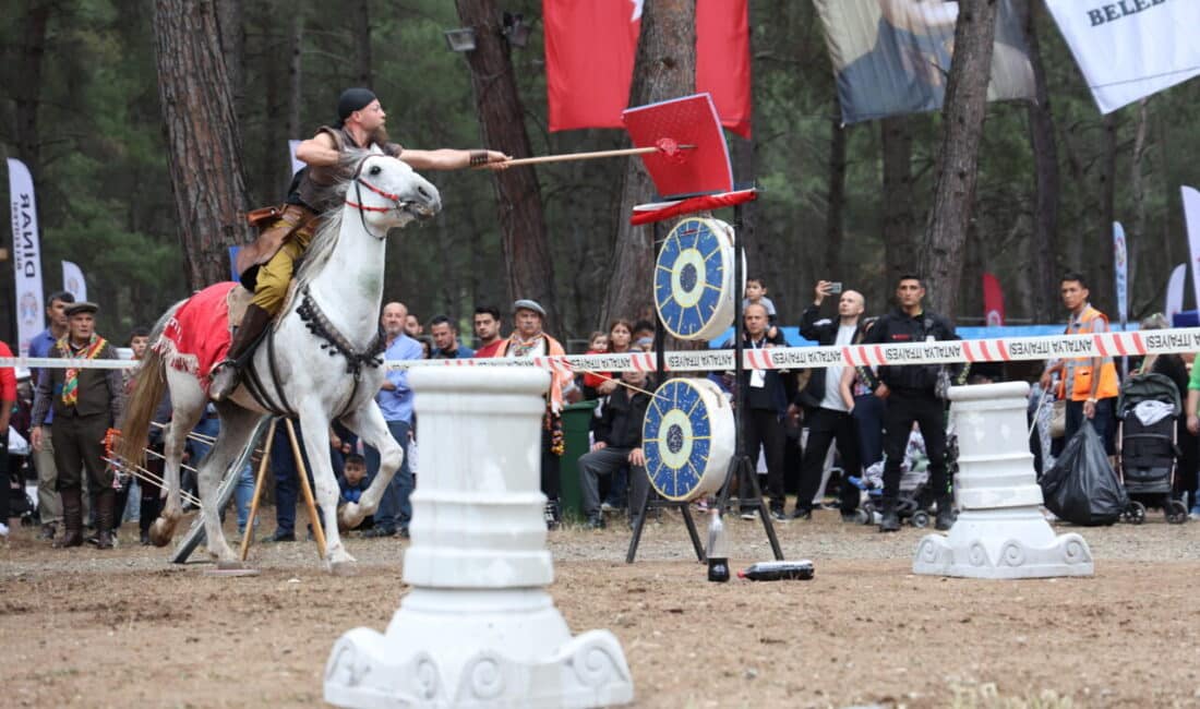 Festival alanını ziyaret eden Antalya Büyükşehir Belediye Başkanı Muhittin Böcek,