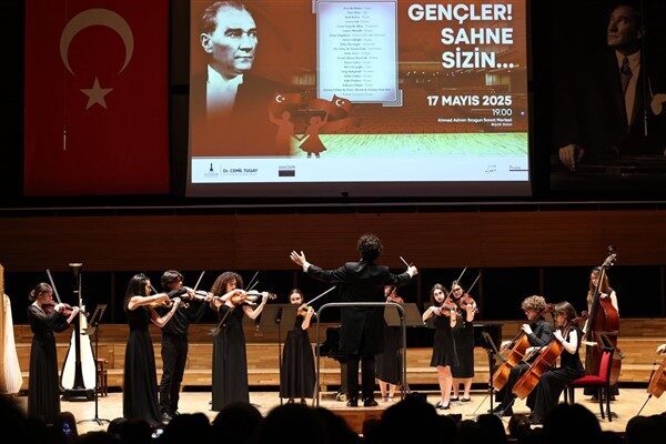 “Gençler Sahne Sizin” adıyla gerçekleştirilen konserde onlarca genç sahne aldı.