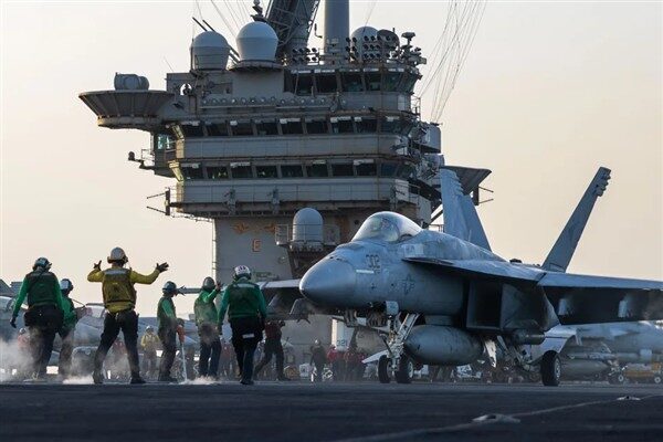 Denizden kurtarılan pilotlar, 60 milyon dolarlık F/A-18'lerle Harry S. Truman