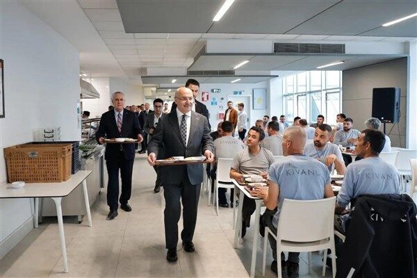 Adana Valisi Kösger, Kıvanç Tekstil işçilerini ziyaret ederek onlara teşekkür