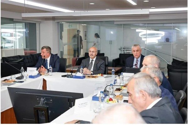 Adana Valisi Yavuz Selim Köşger başkanlığında Kıvanç Tekstil'de gerçekleşen toplantıda,