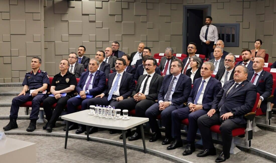 Adana Valiliği'nde bağımlılıkla mücadele toplantısına Vali Köşger, savcılar, üniversite temsilcileri,
