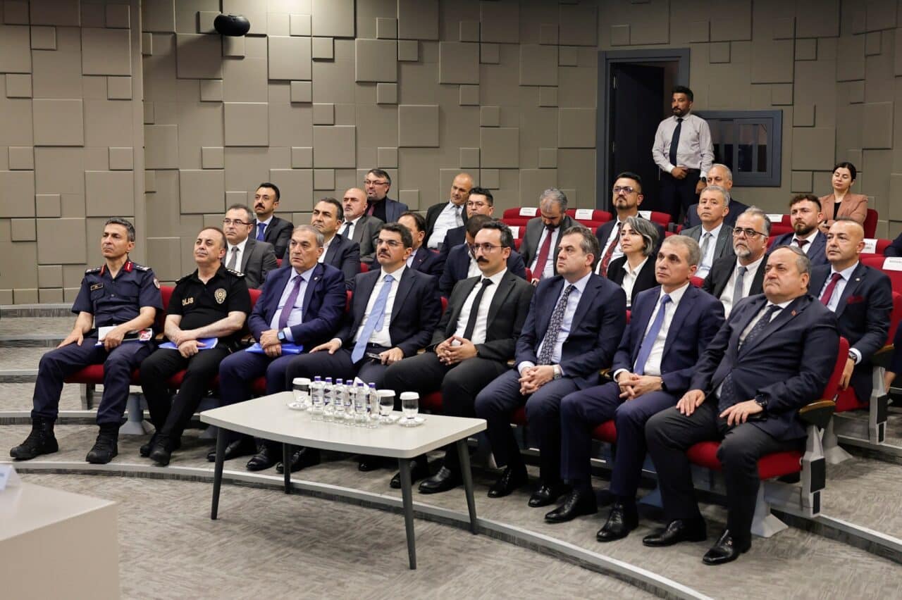 Adana Valiliği'nde bağımlılıkla mücadele toplantısına Vali Köşger, savcılar, üniversite temsilcileri,