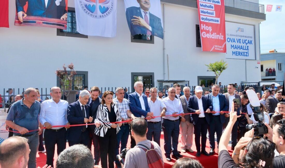 Adana Seyhan Belediye Başkanı Zeydan Karalar, mahalle muhtarlarıyla bir araya