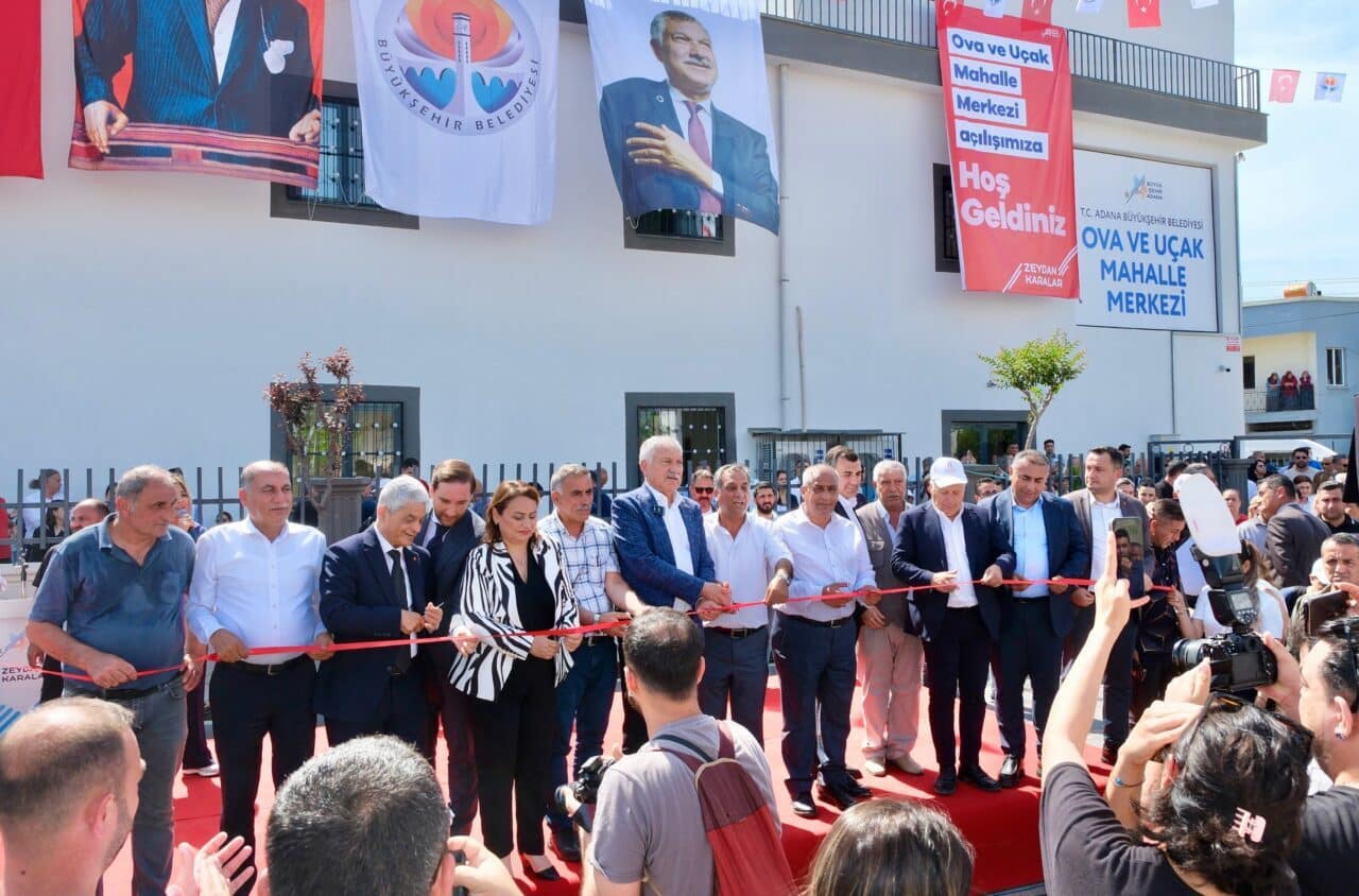 Adana Seyhan Belediye Başkanı Zeydan Karalar, mahalle muhtarlarıyla bir araya
