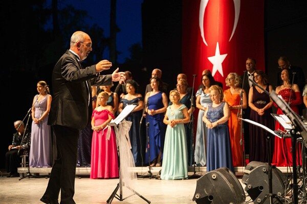 Bornova Belediyesi’nin katkılarıyla Büyükpark Ayfer Feray Açıkhava Tiyatrosu’nda gerçekleşen konser,