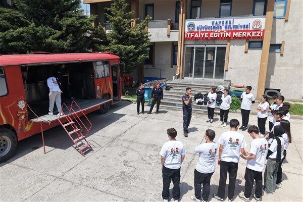 Kayseri'de gerçekleştirilen "Afet Farkındalığında Kendi Kamu Spotumu Kendim Yapıyorum" projesi,