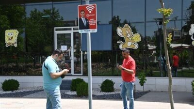 Komisyon üyeleri, gerçekleştirdikleri toplantının ardından şehir merkezindeki toplanma alanlarını ve