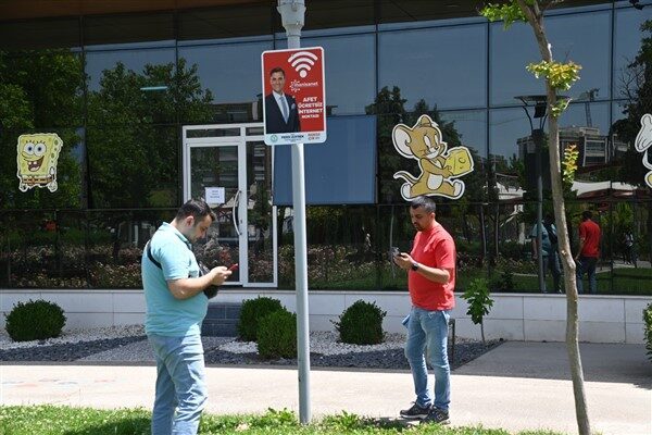 Komisyon üyeleri, gerçekleştirdikleri toplantının ardından şehir merkezindeki toplanma alanlarını ve