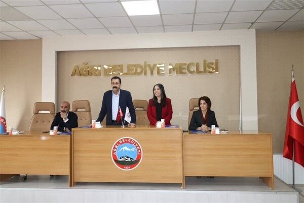 Belediyeden yapılan açıklamaya göre, toplantıda vatandaşların talepleri, mahallelerin öncelikli ihtiyaçları