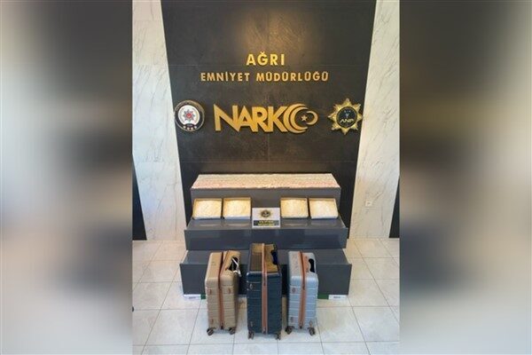 Ağrı'da polis ekipleri uyuşturucu operasyonunda İran vatandaşı 3 şüpheliyi yakaladı.