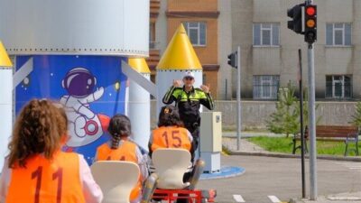 Ağrı Trafik Eğitim Merkezi'nde düzenlenen etkinliklerde minik öğrencilere eğlenceli trafik