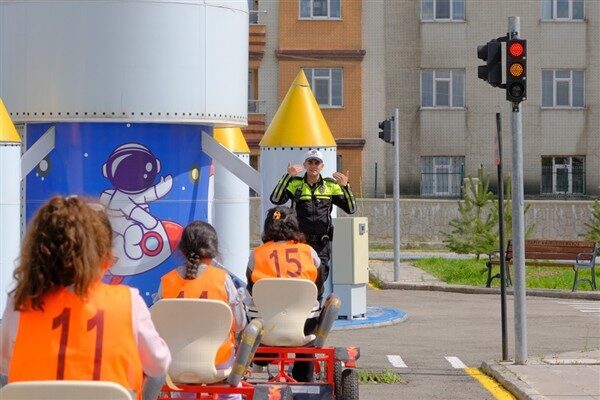 Ağrı Trafik Eğitim Merkezi'nde düzenlenen etkinliklerde minik öğrencilere eğlenceli trafik