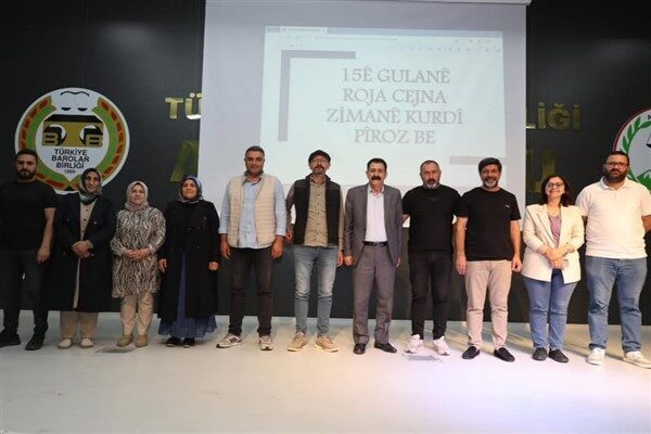 Etkinliğe yoğun katılım gösteren halk, hem kahkahalara boğuldu hem de