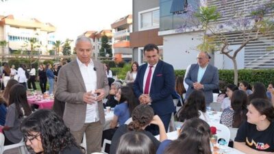 Etkinlikte öğrencilere çeşitli yiyecekler ikram edildi. Kız öğrencilerle tek tek