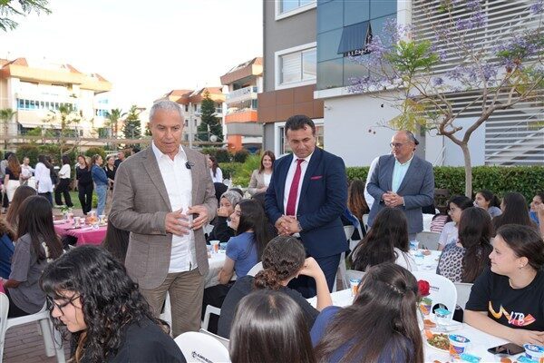 Etkinlikte öğrencilere çeşitli yiyecekler ikram edildi. Kız öğrencilerle tek tek