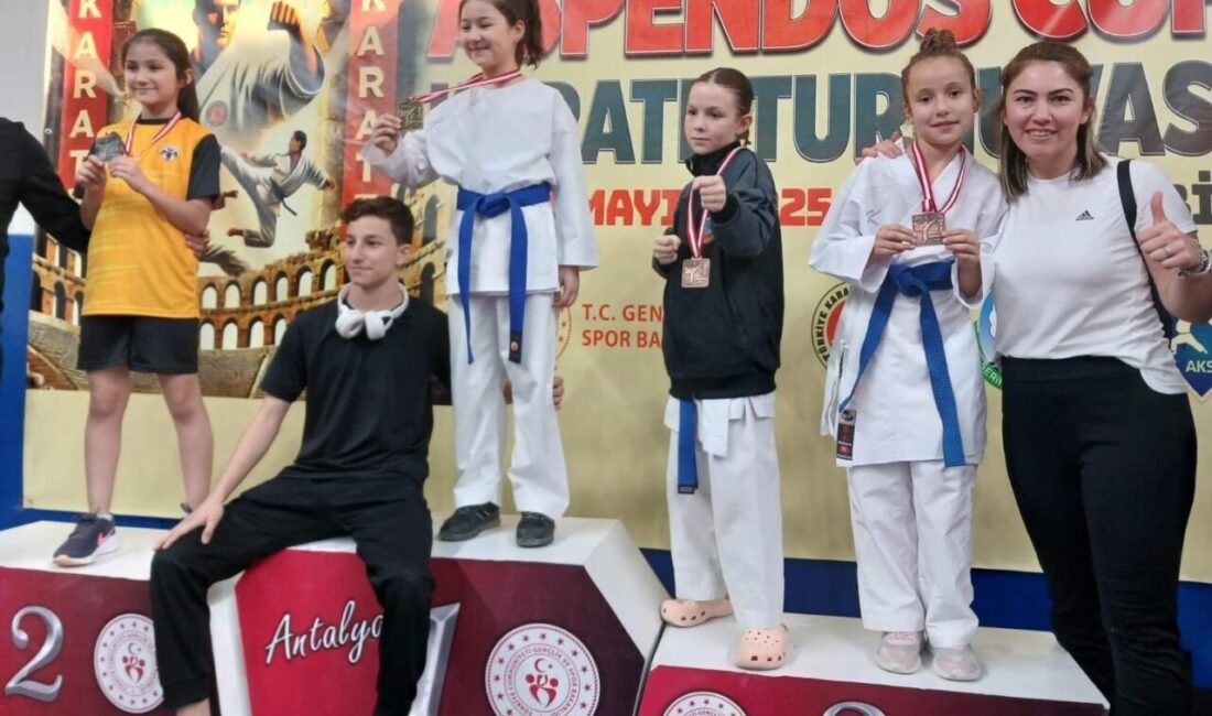 Aliağa Belediyesi Spor Okulları'nın karate öğrencileri, Antalya Serik'te düzenlenen İllerarası