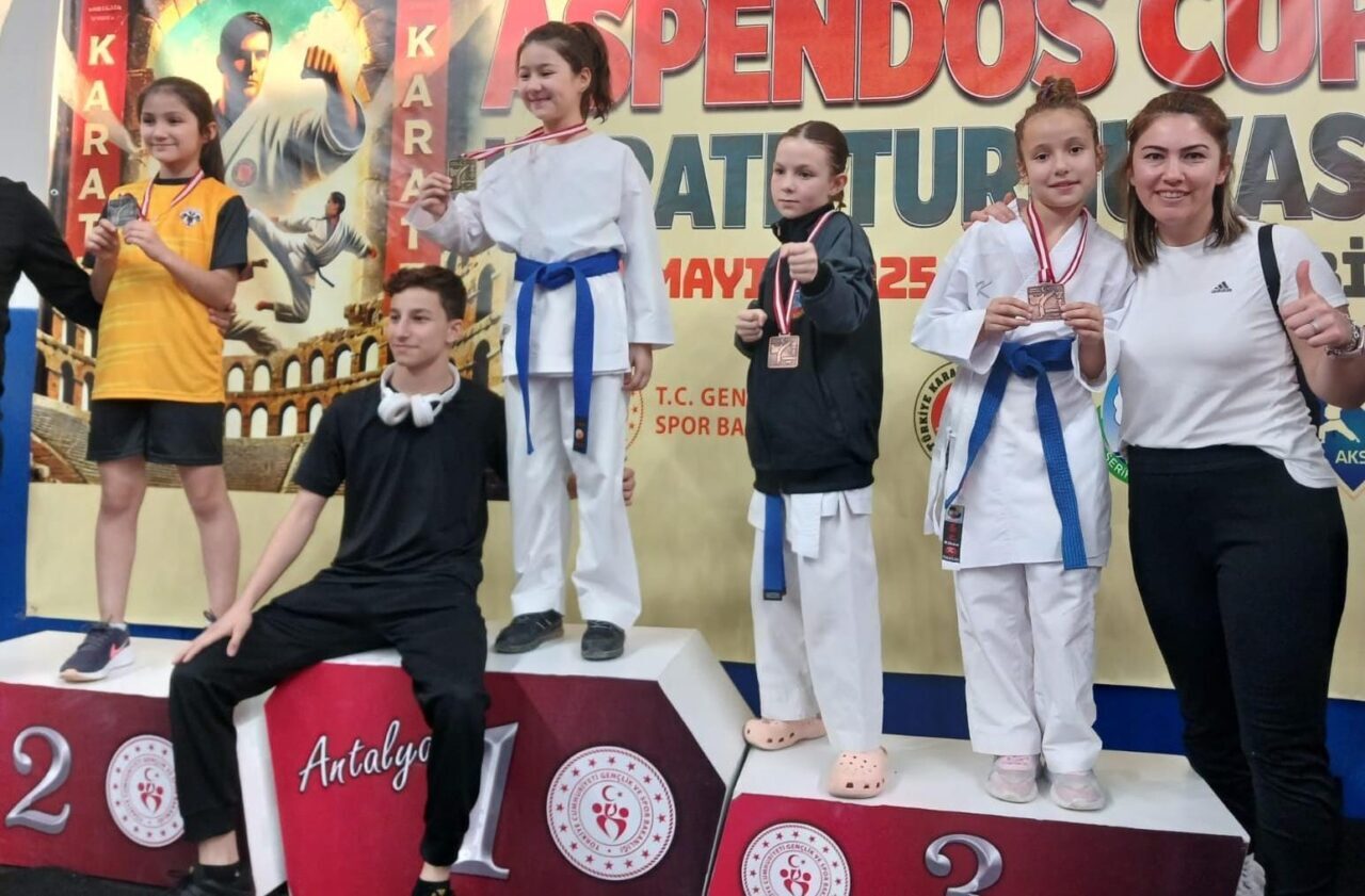 Aliağa Belediyesi Spor Okulları'nın karate öğrencileri, Antalya Serik'te düzenlenen İllerarası