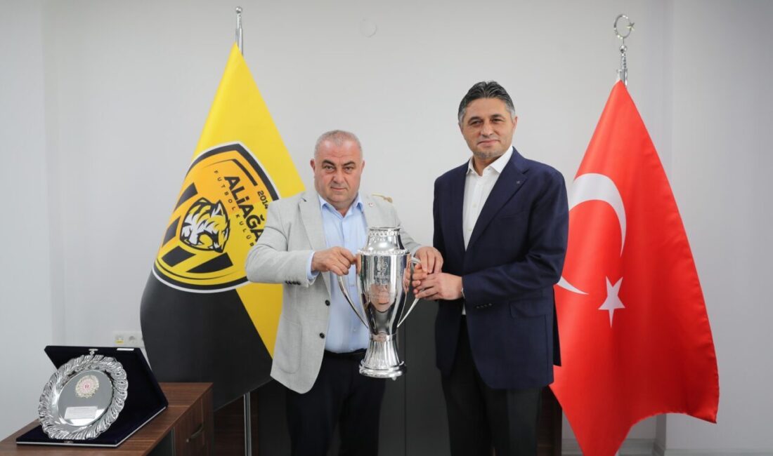 Aliağaspor FK'nın Ağapark'ta bulunan tesislerinde kupa teslim programı düzenlendi. Programda