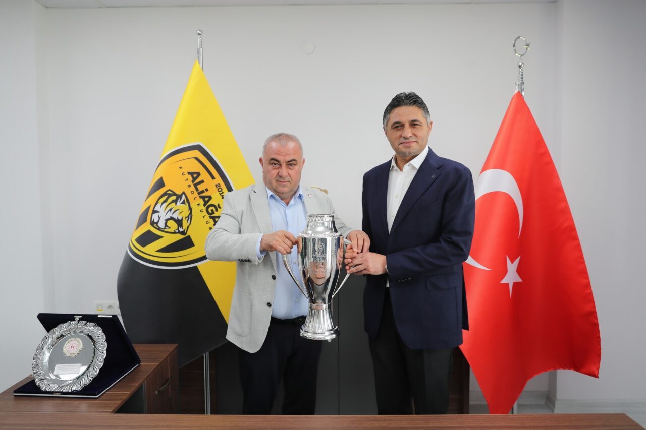 Aliağaspor FK'nın Ağapark'ta bulunan tesislerinde kupa teslim programı düzenlendi. Programda