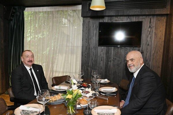 Azerbaycan Cumhurbaşkanı Aliyev ile Arnavutluk Cumhuriyeti Başbakanı Rama, Tiran'da çalışma