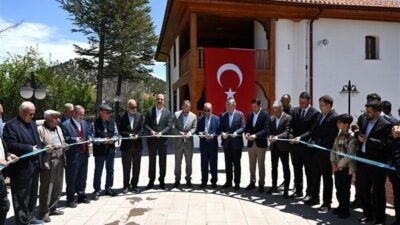 Ecevitzade Kadı Mehmed Efendi'nin torunu Rüştü Ecevit, Tahir Akyürek ve