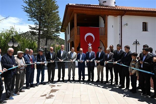 Ecevitzade Kadı Mehmed Efendi'nin torunu Rüştü Ecevit, Tahir Akyürek ve
