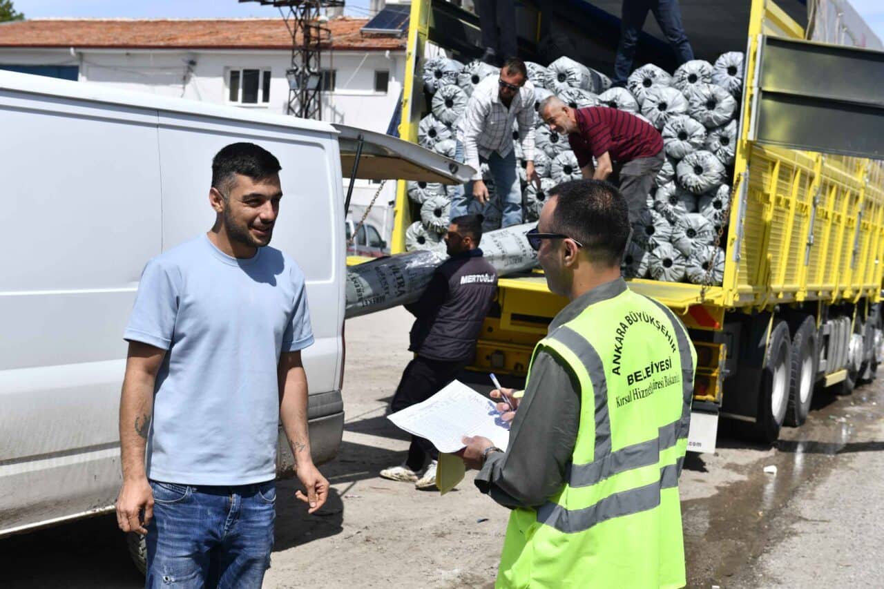 Ankara'nın tarıma dayalı ilçelerinde çiftçilere sera örtüsü ve destek sağlanıyor.