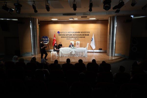 Antalya Belediyesi Evlendirme Dairesi'nde 25 çift aynı anda nikah kıyarak