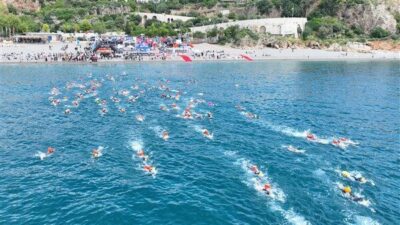 Antalya'da düzenlenen uluslararası yüzme yarışı X-WATERS, 30 ülkeden binlerce sporcunun