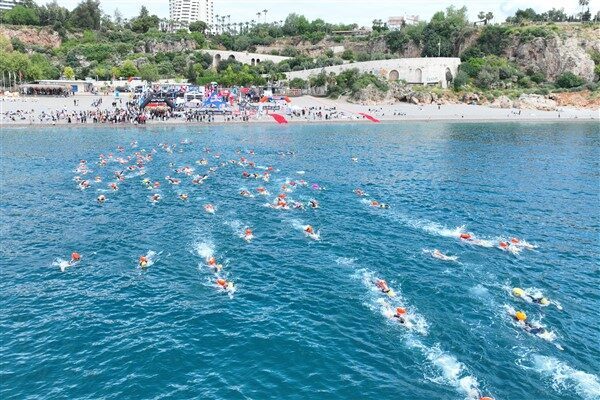 Antalya'da düzenlenen uluslararası yüzme yarışı X-WATERS, 30 ülkeden binlerce sporcunun